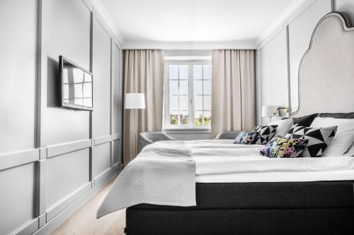 una camera con un grande letto e una finestra di Hôtel Reisen in The Unbound Collection by Hyatt a Stoccolma