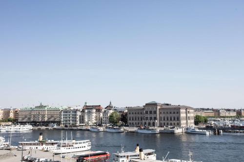 Eine Gruppe von Booten liegt in einem Hafen vor Anker. in der Unterkunft Hôtel Reisen in The Unbound Collection by Hyatt in Stockholm