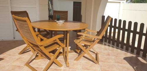 une table en bois entourée de quatre chaises dans l'établissement Flamingo Vila Alicante, à San Pedro del Pinatar