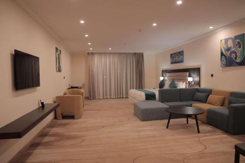 sala de estar amplia con sofá y cama en Best Western Premier Dynasty en Addis Abeba