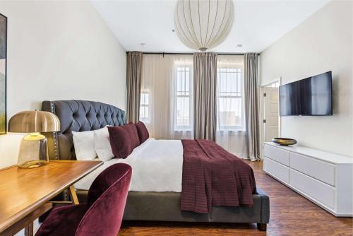 um quarto com uma cama, uma secretária e uma televisão em Hotel Brexton, Trademark Collection by Wyndham em Baltimore
