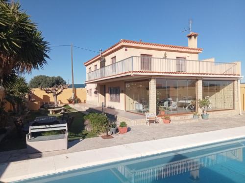 una casa con una piscina di fronte di JADE a Vinarós