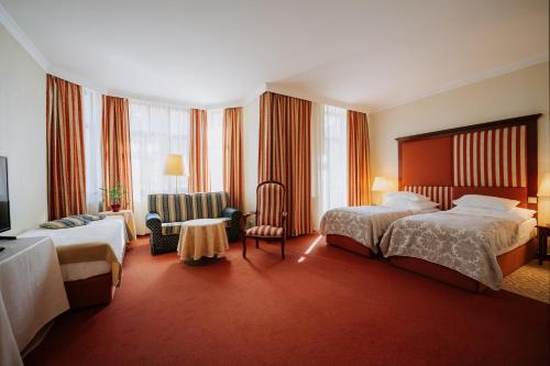 科希策的住宿－瑪拉藤精品酒店，酒店客房,配有两张床和椅子