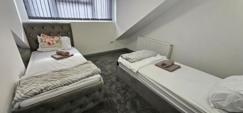 Llit o llits en una habitació de Luxury and modern four bedroom house