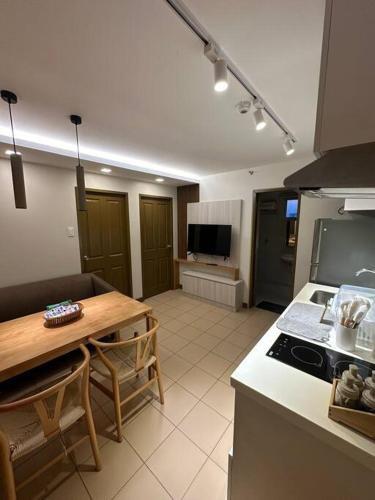 伊洛伊洛的住宿－Cozy 2 Bedroom End Unit，厨房配有桌子和台面