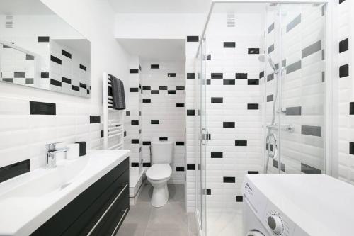 une salle de bain avec toilettes, lavabo et douche dans l'établissement Appartement cosy 4 personnes vue mer DINARD centre, à Dinard