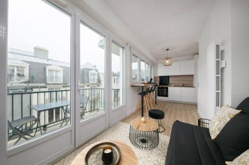 d'un salon avec un canapé et un balcon. dans l'établissement Appartement cosy 4 personnes vue mer DINARD centre, à Dinard