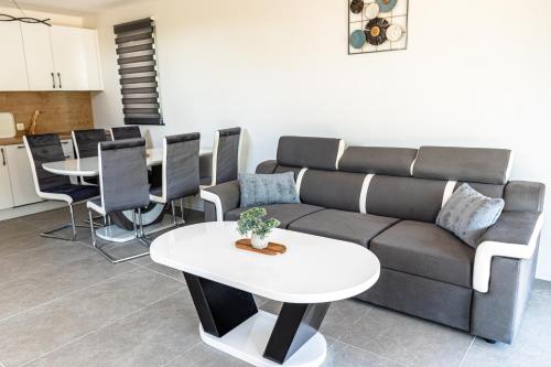 uma sala de estar com um sofá e uma mesa em ARIA DELUXE Mobile Homes with Terme Čatež Tickets em Catez ob Savi