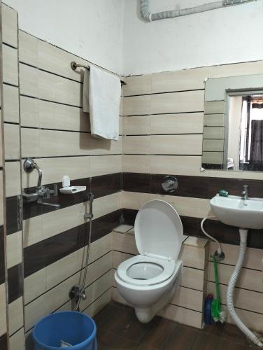 uma casa de banho com um WC e um lavatório em Darbar Palace em Gaya