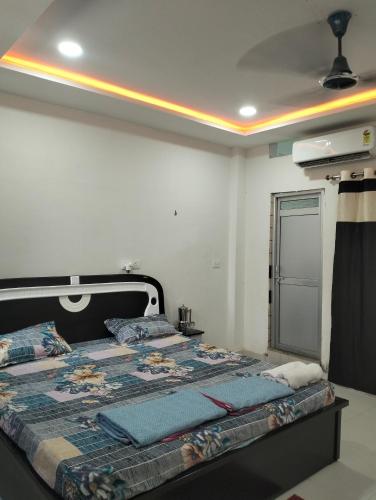 - une chambre avec un grand lit dans l'établissement Darbar Palace, à Gaya