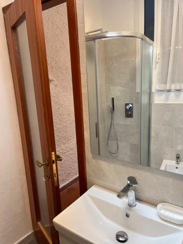 a bathroom with a sink and a shower at CASA FELICITINA a pochi passi dal mare in Bonassola