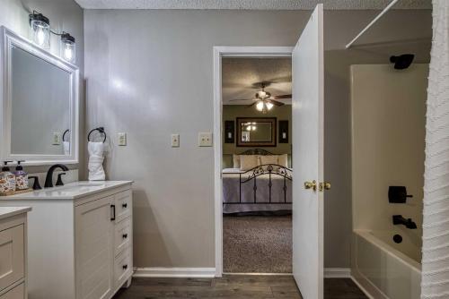 Un baño con lavabo y un dormitorio con cama. en Mtn Chalet Wpool-hot Tub-gym-game Room-sauna, en Gatlinburg