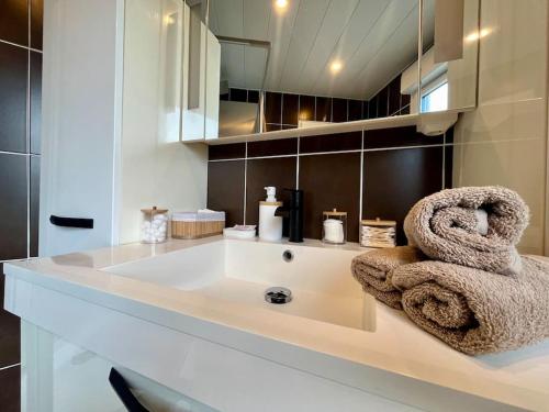 ein Badezimmer mit einem Waschbecken und Handtüchern auf der Theke in der Unterkunft Maison hyper centre Ville - 4 Pers - 2 places de Parking gratuites in Quimper
