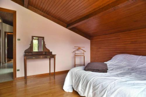 Una cama o camas en una habitación de Villa avec piscine et jardin, Gujan-Mestras