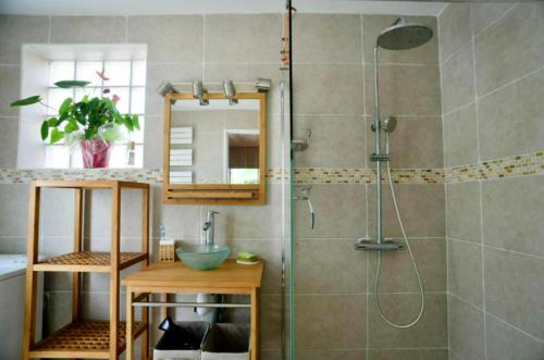 Un baño de Villa avec piscine et jardin, Gujan-Mestras