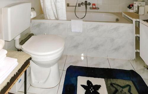 ein Badezimmer mit einem WC und einer Badewanne in der Unterkunft Cozy Home In Tambach-dietharz With Kitchen in Tambach-Dietharz