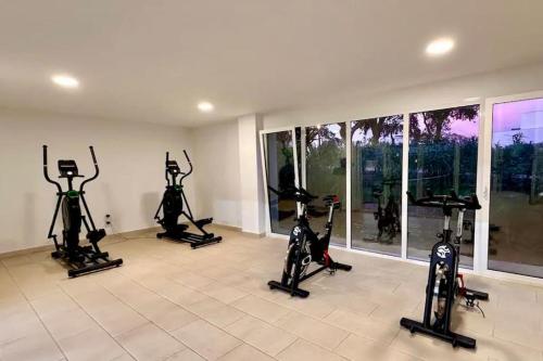 a gym with several exercise bikes in a room at Spacieux Appartement 3 chambres Reserva Sotogrande in San Roque