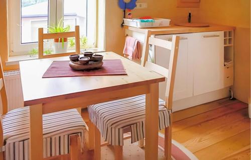 バート・ドーベランにあるBeautiful Apartment In Bad Doberan With Kitchenのキッチン(木製テーブル、テーブル、椅子付)