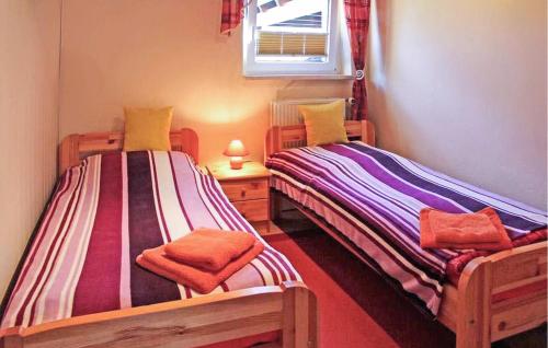 2 camas individuais num quarto com uma janela em 2 Bedroom Gorgeous Apartment In Klink em Klink