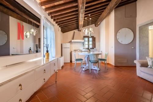 a kitchen and living room with a table and chairs at Villa Le Polle di Meletro in Chianni