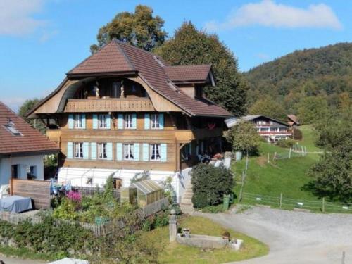 ein großes Holzhaus mit einem Gamer-Dach in der Unterkunft Ferienwohnung Haus Itten in Hondrich