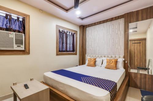 een slaapkamer met een bed, een bureau en een raam bij OYO Flagship Horas Regency in Rānchī