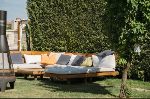 アラカティにあるTriangulo Hotelの木の横の芝生に座るソファ