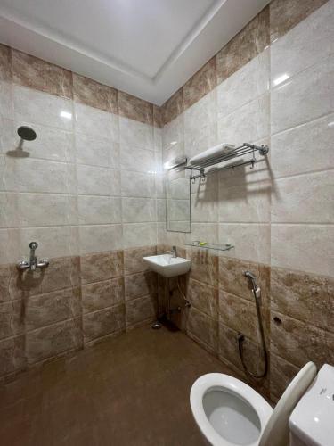 uma casa de banho com um WC e um lavatório em Hotel AS Royal em Agra