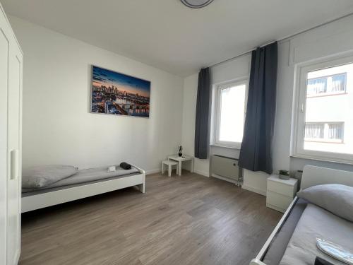 - une chambre avec 2 lits et 2 fenêtres dans l'établissement Mieterlux Frankfurt Obertshausen, à Obertshausen