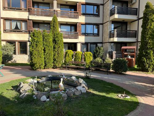 Κήπος έξω από το Luxury Studio in Alpinе Lodge FREE SPA