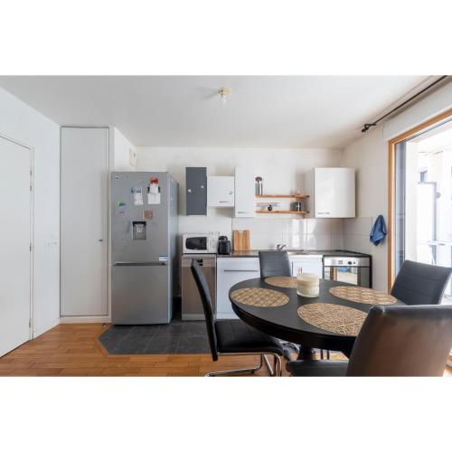 une cuisine avec une table et un réfrigérateur dans l'établissement 