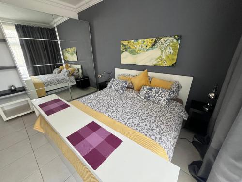 sypialnia z dużym łóżkiem w pokoju w obiekcie Location Location Location w mieście Sliema