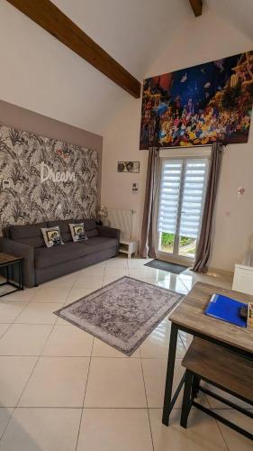 un salon avec un canapé et une table dans l'établissement Marvellous Disney Home Magny le Hongre 7 min from Disneyland, à Magny-le-Hongre