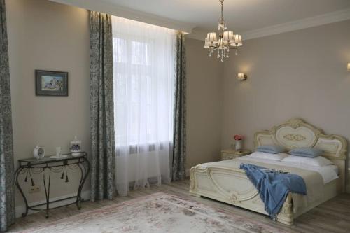 Ein Bett oder Betten in einem Zimmer der Unterkunft Apartament pałacowy