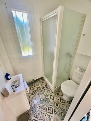 une salle de bain avec douche et toilettes dans l'établissement STUDIO LA PINTA CASSIS, à Cassis