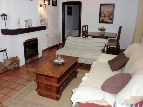 uma sala de estar com dois sofás e uma lareira em Belvilla by OYO Finca las Chozas em La Joya