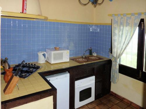 uma cozinha com um lavatório e um micro-ondas em Belvilla by OYO Finca las Chozas em La Joya