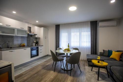 Kuchyň nebo kuchyňský kout v ubytování APARTMANI TEA
