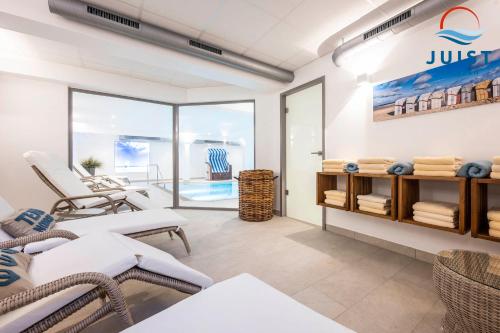 a waiting room with wicker chairs and a table at Haus Inselresidenz Strandburg 302 - Wohnung 102 in Juist