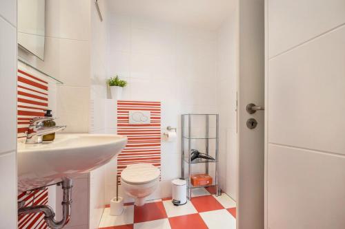 a bathroom with a sink and a toilet at Studio in Steinhude