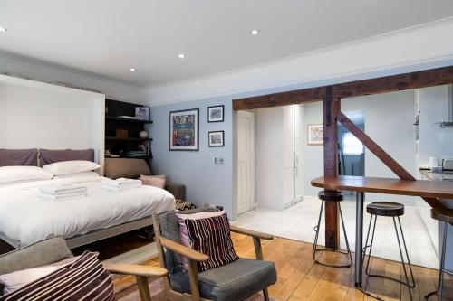 a bedroom with a bed and a living room at LiveStay-Fabulous One Bed Apartments on Covent Garden in London