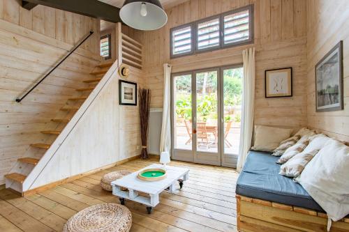 une chambre avec un lit, un escalier et une table dans l'établissement Villa d’exception avec piscine à la pointe, à Lège-Cap-Ferret