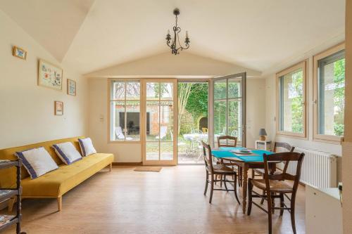 un salon avec un canapé et une table dans l'établissement La Maison Télémaque, à Marennes