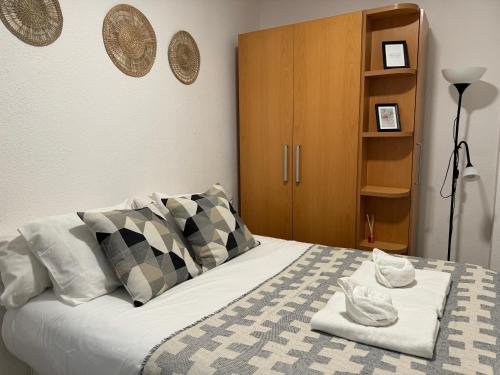 een slaapkamer met een bed en een houten kast bij Sweet Home Center Beatas in Málaga