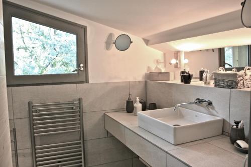 une salle de bain avec un lavabo et une fenêtre dans l'établissement Villa avec piscine chauffée à la pointe, à Lège-Cap-Ferret
