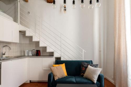 - un salon avec un canapé bleu et un escalier dans l'établissement Appartement authentique situé en plein centre d'Antibes, à Antibes
