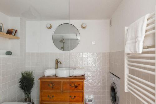une salle de bain avec un lavabo et un miroir dans l'établissement Appartement authentique situé en plein centre d'Antibes, à Antibes