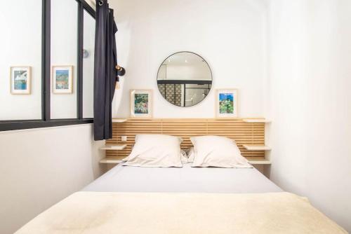 um quarto com uma cama grande e um espelho em Cosy flat in the heart of Villefranche-sur-Mer em Villefranche-sur-Mer