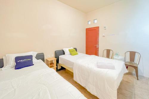 a hospital room with two beds and a table at Urbanview Hotel Sany Cirebon in Tangkil