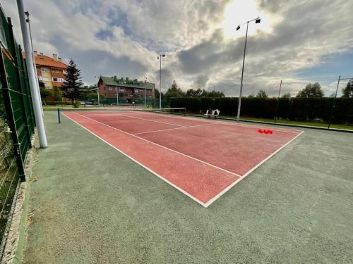 Tenis a/nebo squash v ubytování salinas piscina nebo okolí